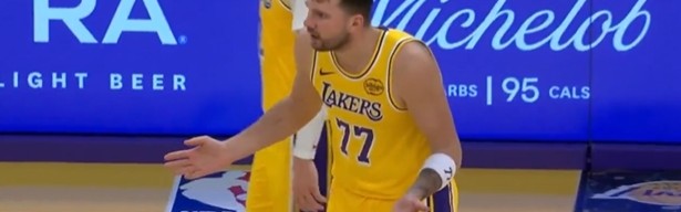 开云官网-东契奇一直摊着手抱怨 黄蜂解说嘲讽：这家伙就是个怨妇