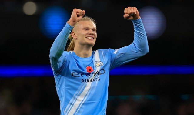 哈兰德在英超对阵曼联直接参与11球，贡献8球3助超过任何曼城球员