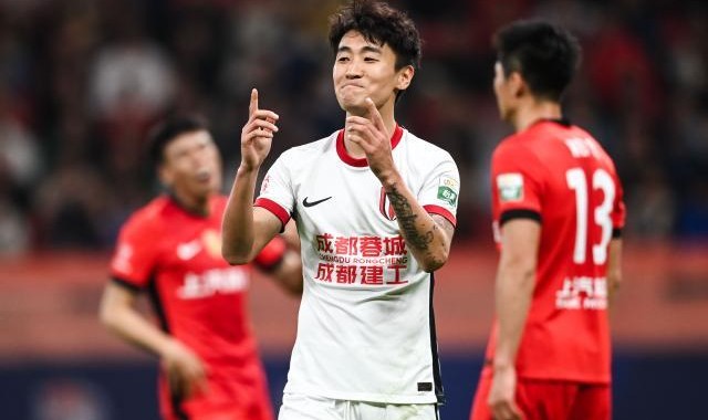 开云-以硬碰硬掀翻海港！成都蓉城上海滩扬威直追申花