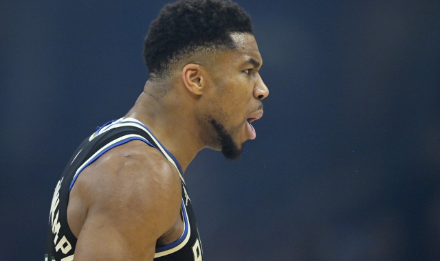 开云-仍然是怪兽！字母哥持球推进直接杀篮下 隔着两人完成炸扣