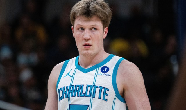 开云下载-看下半场咋样！4号秀克尼佩尔半场6中2&amp;三分4中2拿到9分3板