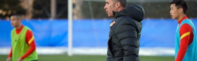 开云-国足助教佩普进入角色 抵达日本首练就上大量课