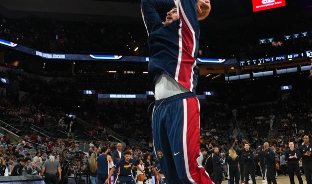 开云-20分逆转！约基奇31分20板12助攻掘金击败马刺，卡斯尔三双徒劳